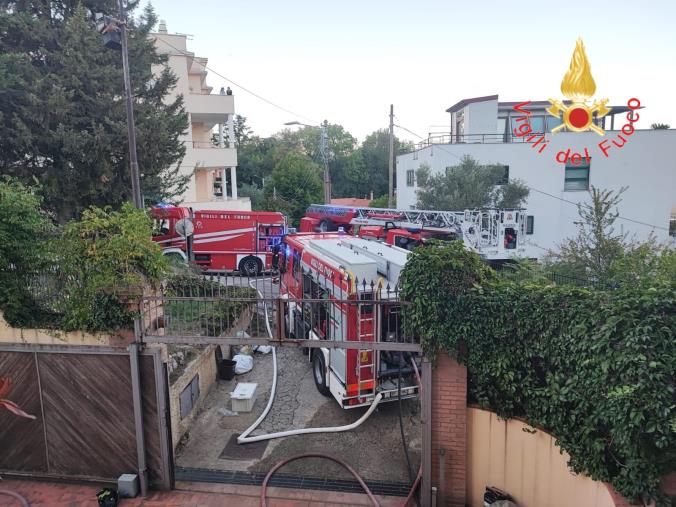 Cosenza, in fiamme una villa di tre piani images Cosenza, in fiamme una villa di tre piani