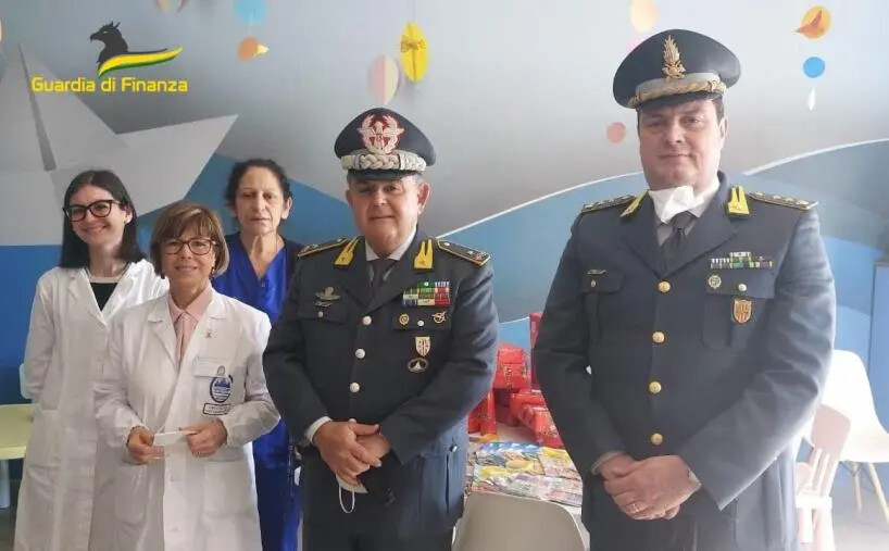 Catanzaro, la Guardia di Finanza regala un sorriso ai piccoli pazienti ricoverati in ospedale images Catanzaro, la Guardia di Finanza regala un sorriso ai piccoli pazienti ricoverati in ospedale