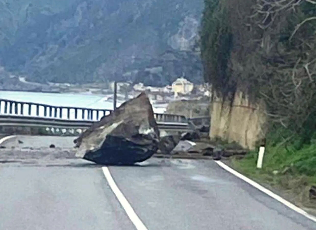 images Crollano massi sulla carreggiata, chiusa a Bagnara la Statale 18