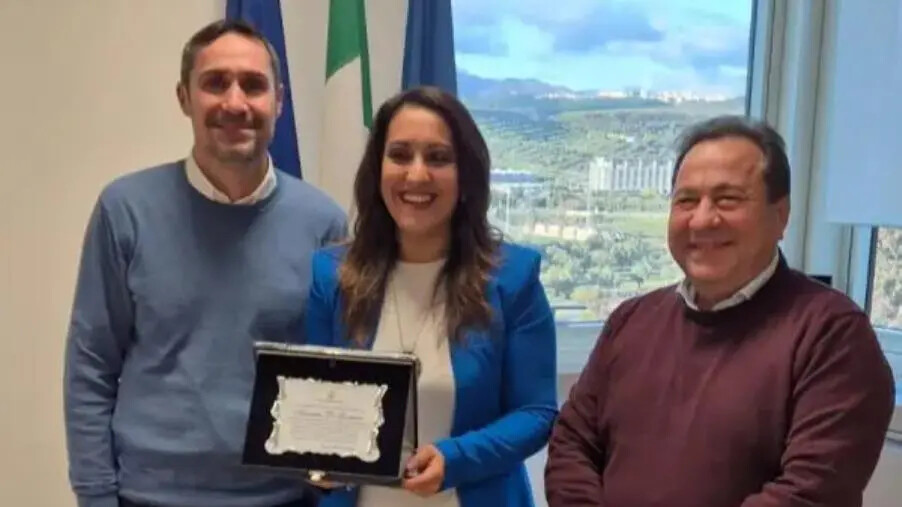 images L'alta moda nel mondo: Alecci consegna una targa alla stilita catanzarese Azzurra Di Lorenzo 