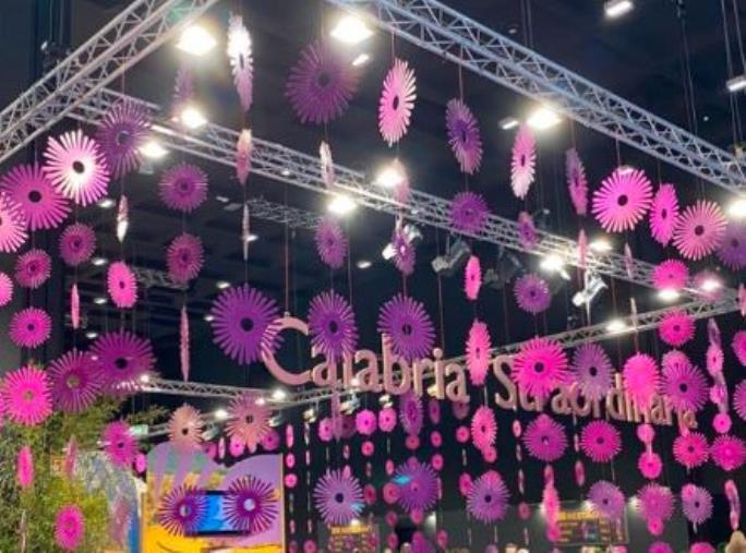 images Migliaia di magliette, borracce e occhiali da sole: i gadget da 164 mila euro 'bloccati' da Occhiuto