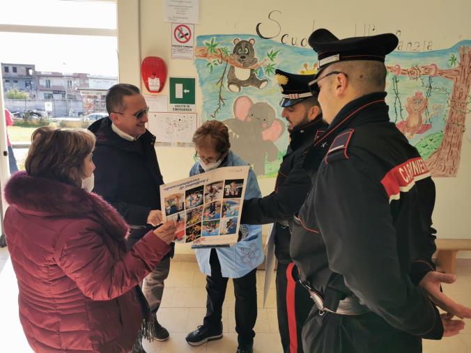 images I Carabinieri donano il calendario realizzato dall’artista Antonio Mariella alla scuola dell’Infanzia di Botricello