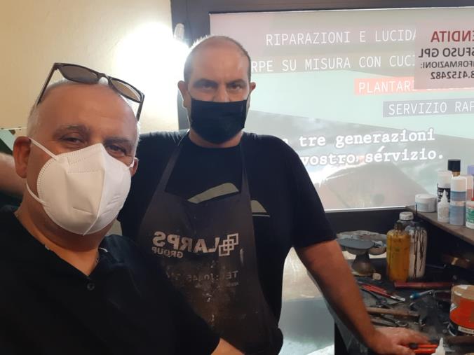 A Davoli Marina un calzolaio tramanda l'arte, difendendo il "Made in Italy" images A Davoli Marina un calzolaio tramanda l'arte, difendendo il "Made in Italy"