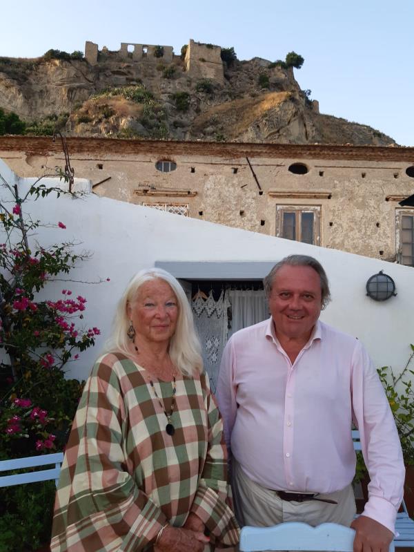 Camilla Thompson de Martino di Montegiordano, l’artista inglese che coltiva un sogno: aprire una scuola di “arte e archeologia” ad Amantea