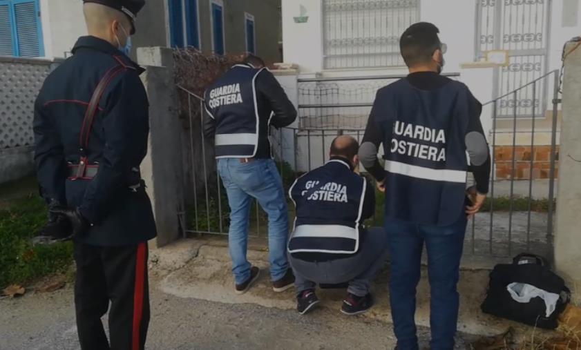 Villette sequestrate a Caminia. I proprietari iniziano a portar via gli effetti personali images Villette sequestrate a Caminia. I proprietari iniziano a portar via gli effetti personali