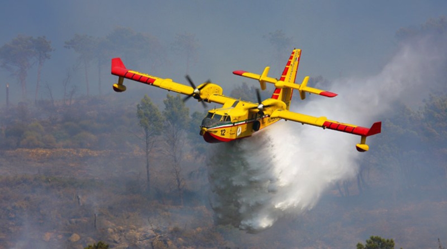 Un incendio minaccia alcune abitazioni nel Cosentino: canadair in azione images Un incendio minaccia alcune abitazioni nel Cosentino: canadair in azione