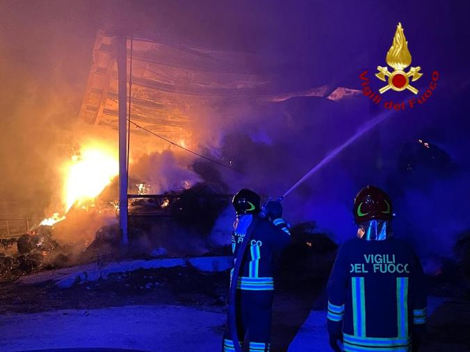 images Incendio capannoni Isola Capo Rizzuto, da ieri sera a lavoro tre squadre dei vigili del fuoco 
