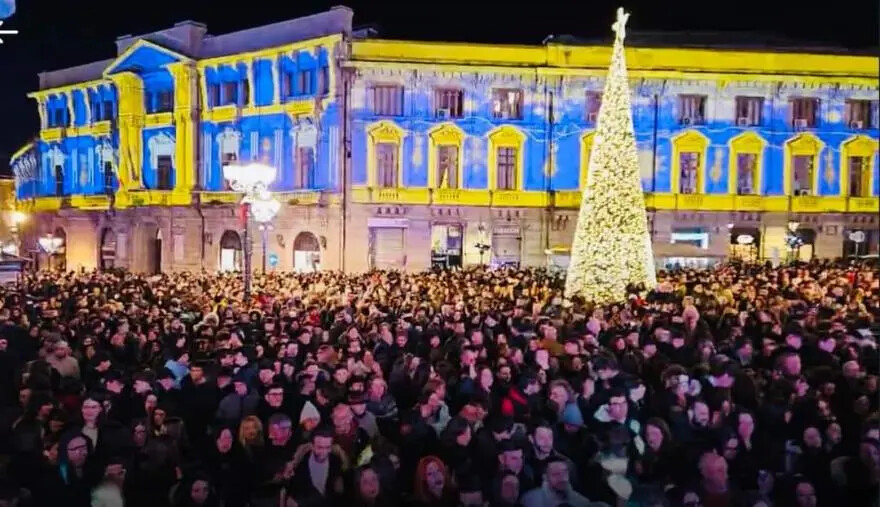 Il Capodanno in musica accende la piazza di Catanzaro: in migliaia per salutare il nuovo anno images Il Capodanno in musica accende la piazza di Catanzaro: in migliaia per salutare il nuovo anno