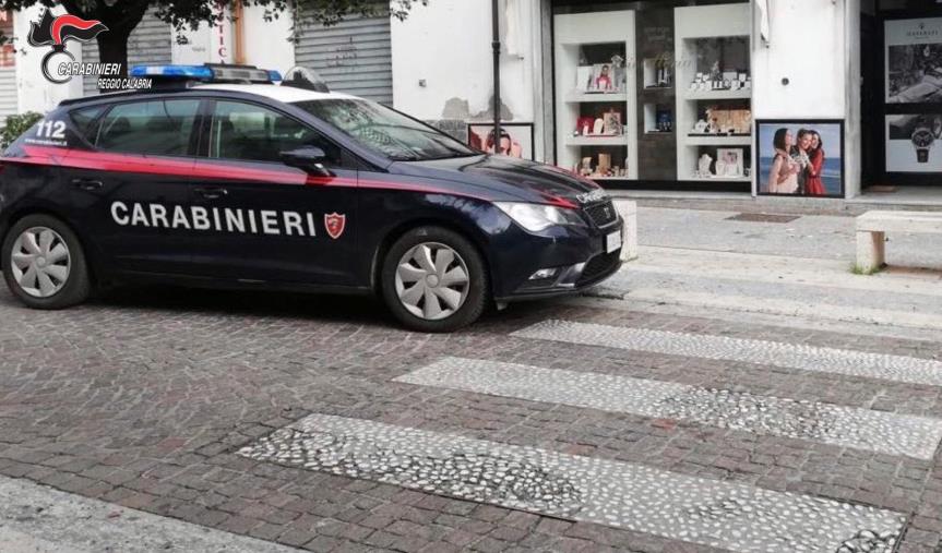 images Catanzaro, chiamate e messaggi ad un uomo per avere denaro: arrestato un extracomunitario 