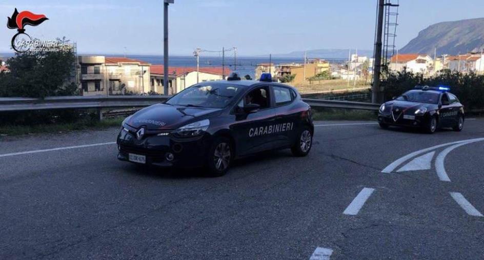 images Portano la spesa ad un'anziana costretta a casa: l'impegno dei carabinieri di Caulonia Marina a tutto tondo