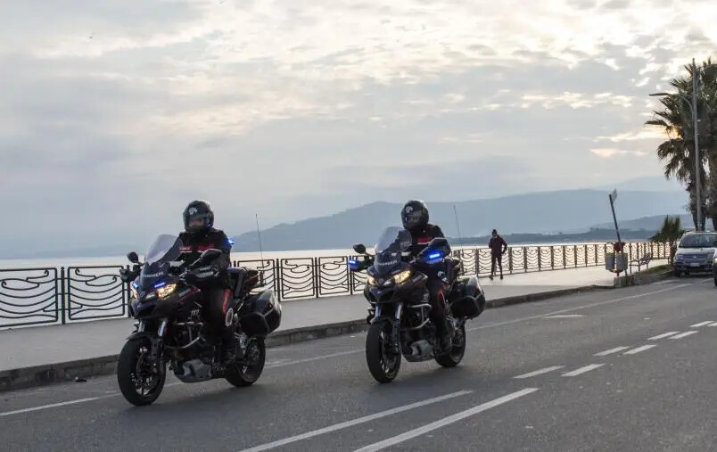 Catanzaro, rubano pc Apple in un negozio del quartiere Lido: arrestati tre cittadini campani images Catanzaro, rubano pc Apple in un negozio del quartiere Lido: arrestati tre cittadini campani