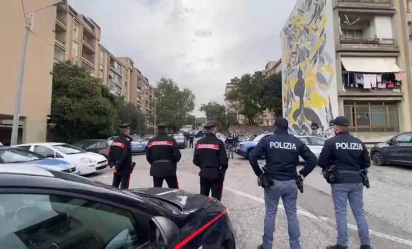 Vasta operazione nel quartiere Aranceto, oltre 150 tra militari e agenti: controlli e perquisizioni images Vasta operazione nel quartiere Aranceto, oltre 150 tra militari e agenti: controlli e perquisizioni