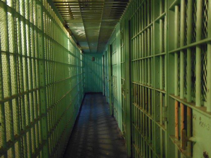 images Emergenza carceri, giovane detenuto si impicca nella doccia della sua cella a Paola