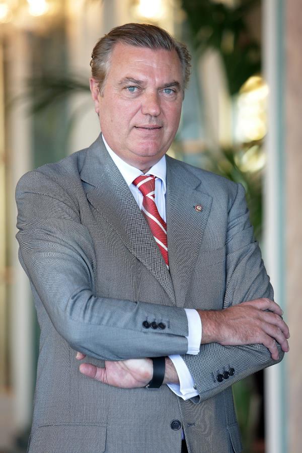 images Coronavirus.  Il principe Carlo di Borbone dona un generoso contributo all'ospedale "Pugliese" di Catanzaro (Video)