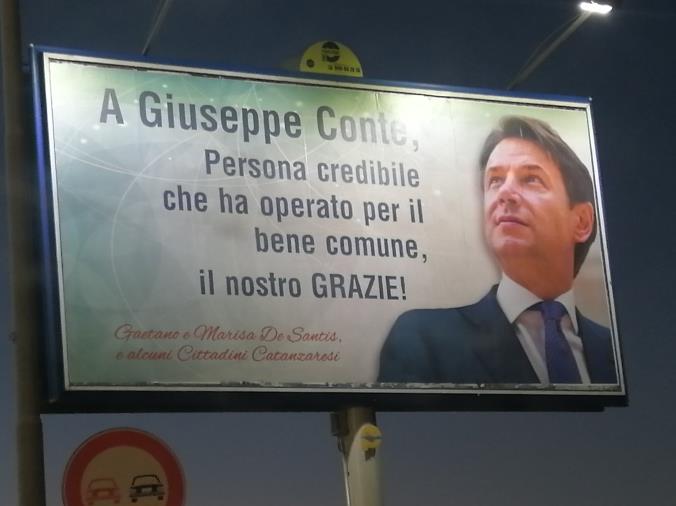 images Catanzaro. Spunta un cartellone dedicato a Conte. Belfiore: "Di cosa dovremmo ringraziarlo?" 