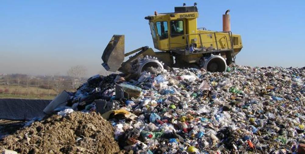 images Rifiuti, sequestrata una maxidiscarica di auto nel Cosentino: rinvenute 200 carcasse in un'area di 5.000 mq