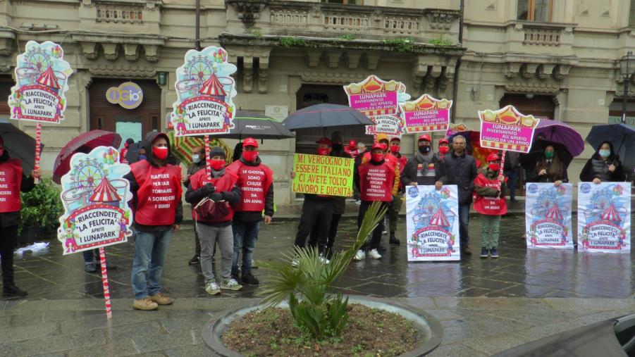 Catanzaro, i giostrai in piazza: "Siamo fermi da un anno. Riaccendete la felicità" images Catanzaro, i giostrai in piazza: "Siamo fermi da un anno. Riaccendete la felicità"