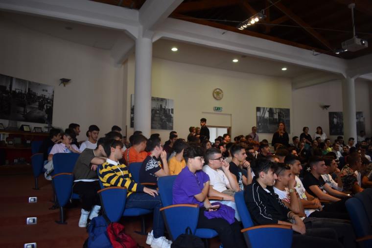 images In fiamme un magazzino situato sopra un supermercato alimentare 