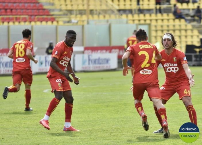 images Il corsivo giallorosso.  Cicogne generose al posto di aquile rapaci: regalano 3 punti per la gioia di Menichini 