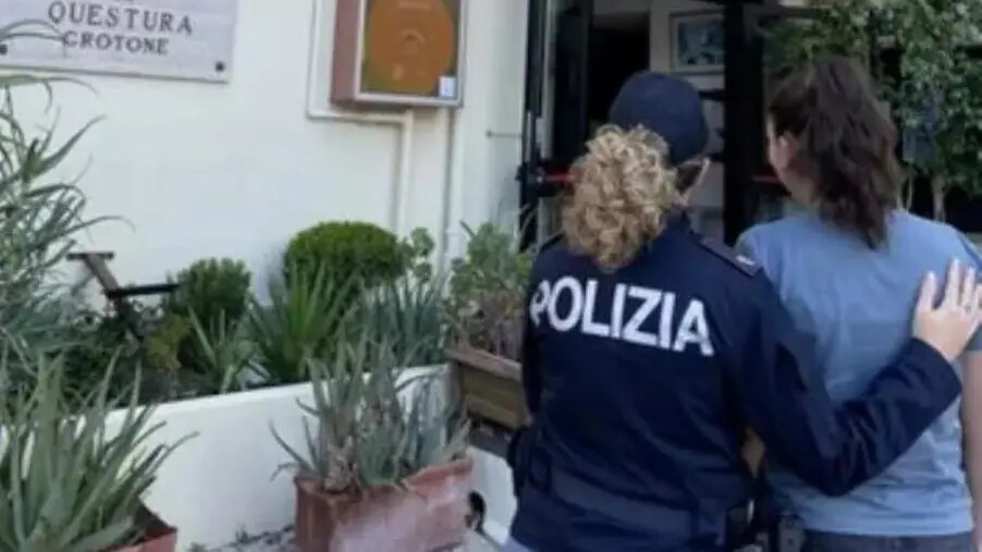 Crotone, la Polizia arresta uomo responsabile di maltrattamenti in famiglia, stalking ed evasione images Crotone, la Polizia arresta uomo responsabile di maltrattamenti in famiglia, stalking ed evasione