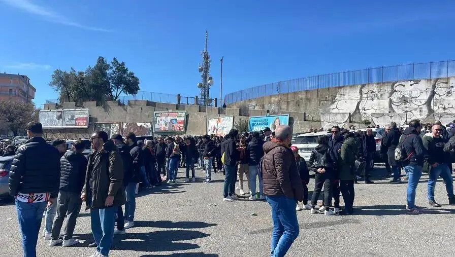 images Catanzaro, oltre 1000 i tifosi in partenza dal piazzale del campo scuola (VIDEO)