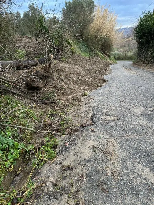 Chiaravalle Centrale, strade in emergenza: i consiglieri di minoranza attaccano il sindaco images Chiaravalle Centrale, strade in emergenza: i consiglieri di minoranza attaccano il sindaco