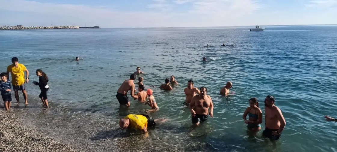 images Catanzaro, tuffo di Capodanno a Lido: 180 partecipanti festosi invadono entusiasti il Mar Jonio