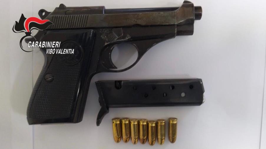 images Spara 5 colpi di pistola ferendo una 42enne al braccio: fermato 61enne tropeano