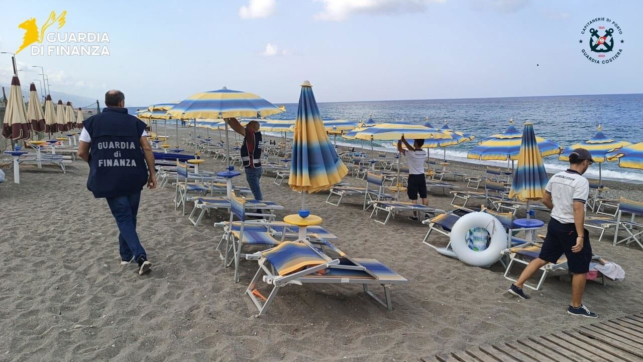 Ombrelloni e sdraio "abusivi" su area demaniale, sequestrato un complesso balneare nel Cosentino images Ombrelloni e sdraio "abusivi" su area demaniale, sequestrato un complesso balneare nel Cosentino