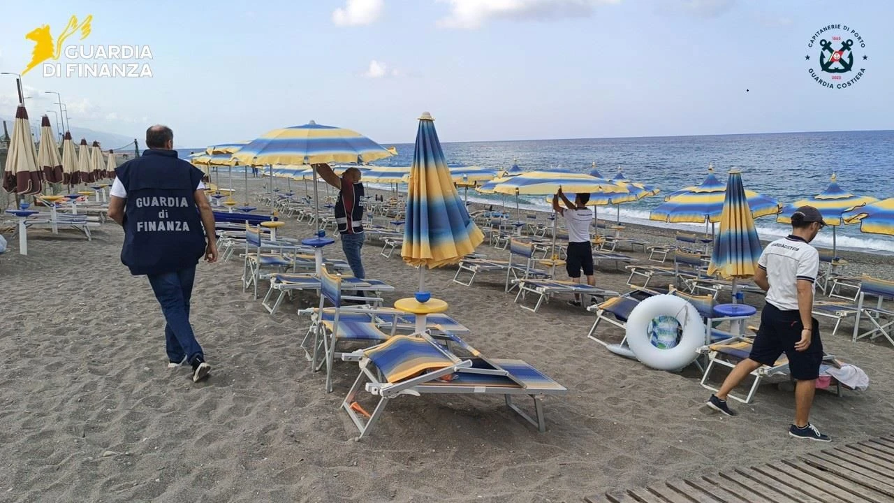 Ombrelloni e sdraio "abusivi" su area demaniale, sequestrato un complesso balneare nel Cosentino   