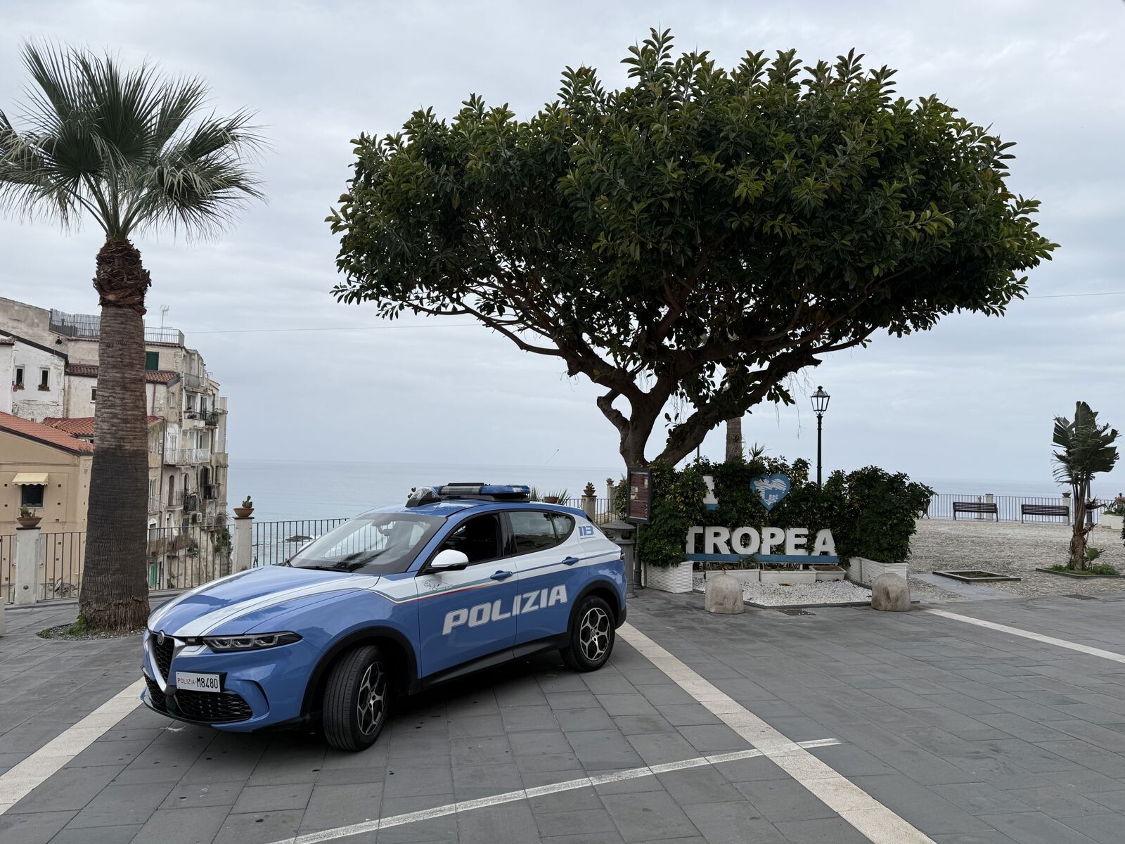 Tropea, droga e bilancino in auto: denunciata una donna images Tropea, droga e bilancino in auto: denunciata una donna