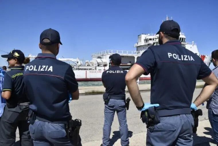 images Sbarco di migranti del 12 ottobre a Crotone: in carcere 2 scafisti uzbeki