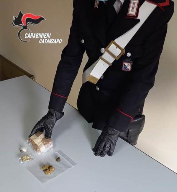 Hashish e marijuana nascosti in una rimessa, arrestato 25enne caraffese images Hashish e marijuana nascosti in una rimessa, arrestato 25enne caraffese