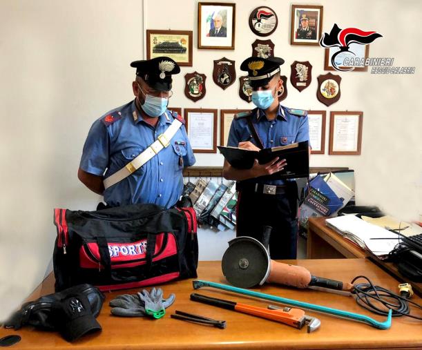 Lui festeggia ad un matrimonio e i ladri gli svaligiano la casa: arrestati due reggini dopo una fuga sulle montagne   images Lui festeggia ad un matrimonio e i ladri gli svaligiano la casa: arrestati due reggini dopo una fuga sulle montagne