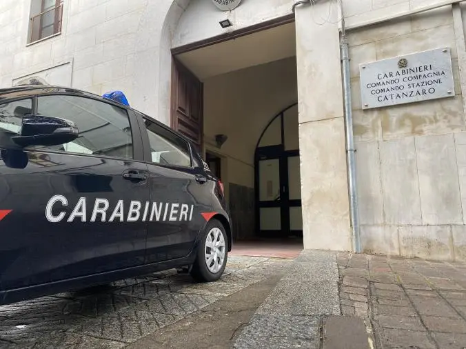 images Catanzaro, in casa con droga e soldi: arrestato