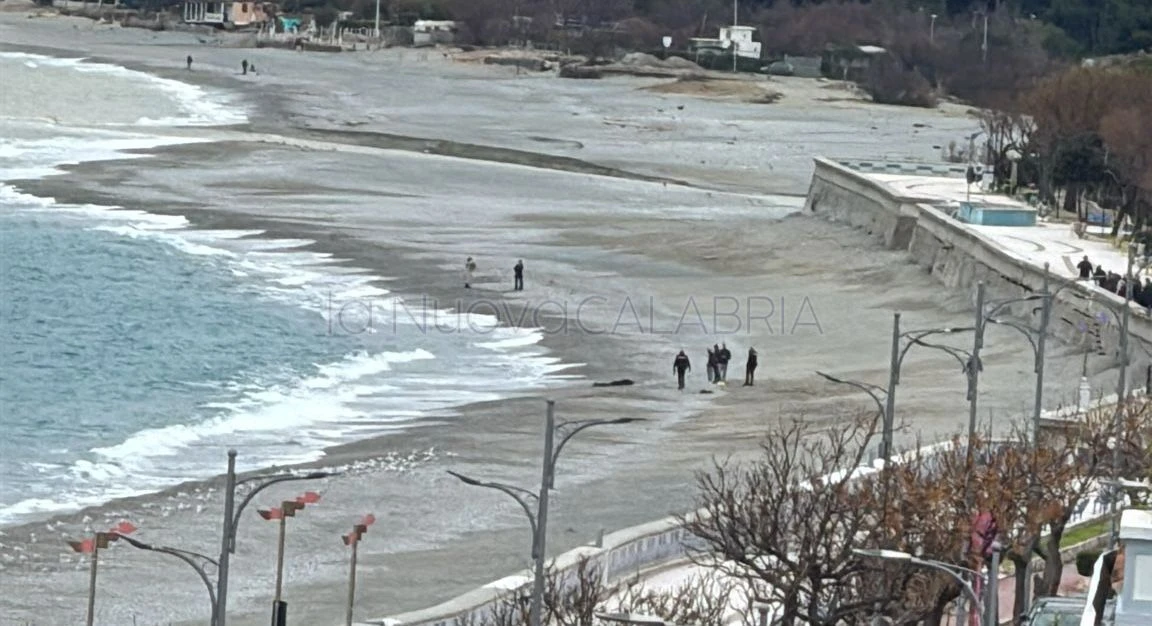 Trovato il cadavere di un uomo in riva al mare a Catanzaro: lettera d’addio ai figli