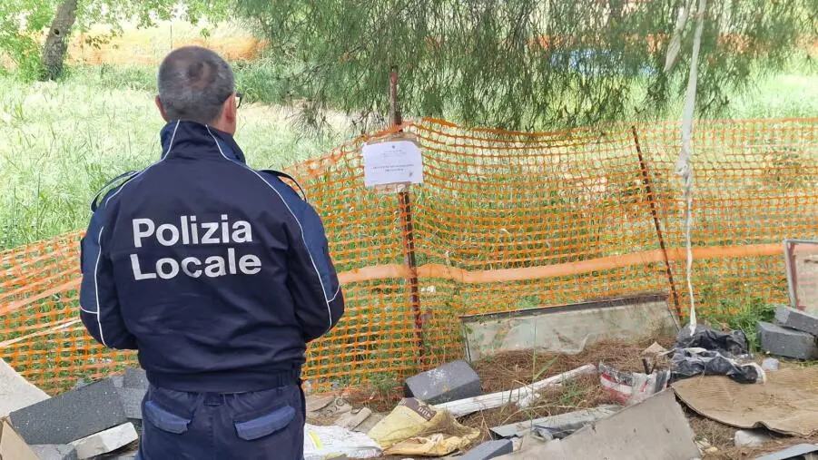 Catanzaro, gestione illecita di rifiuti e inquinamento del suolo: Polizia Locale e Guardia Costiera sequestrano un'area images Catanzaro, gestione illecita di rifiuti e inquinamento del suolo: Polizia Locale e Guardia Costiera sequestrano un'area