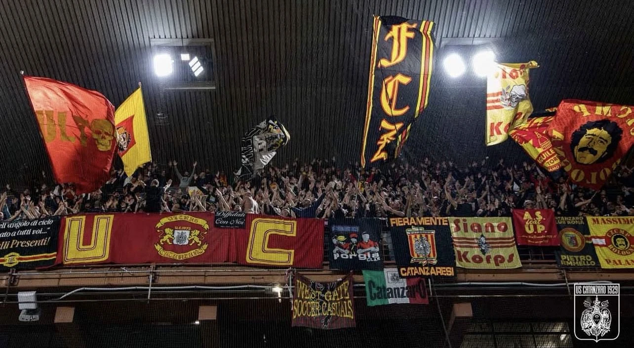 Gli Ultras Catanzaro in campo per le famiglie in difficoltà con una raccolta alimentare 