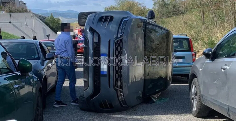 Incidente al campus di Catanzaro, auto si ribalta nei parcheggi: illeso il conducente images Incidente al campus di Catanzaro, auto si ribalta nei parcheggi: illeso il conducente