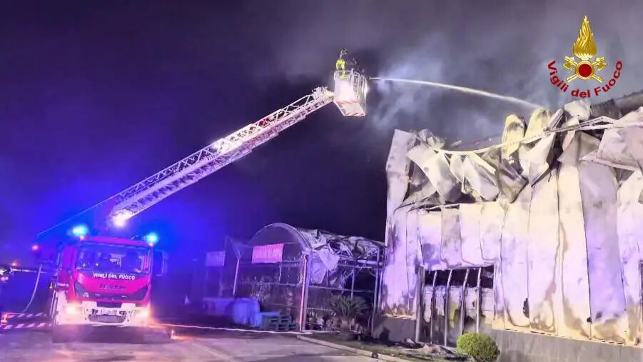 images In fiamme un&nbsp;capannone adibito alla vendita di attrezzatura per giardinaggio nel Cosentino