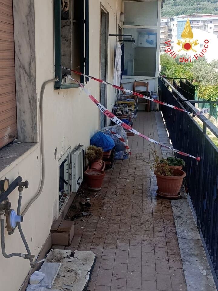 images Lamezia, scoppia la caldaia sul balcone di una casa: ferito un minore