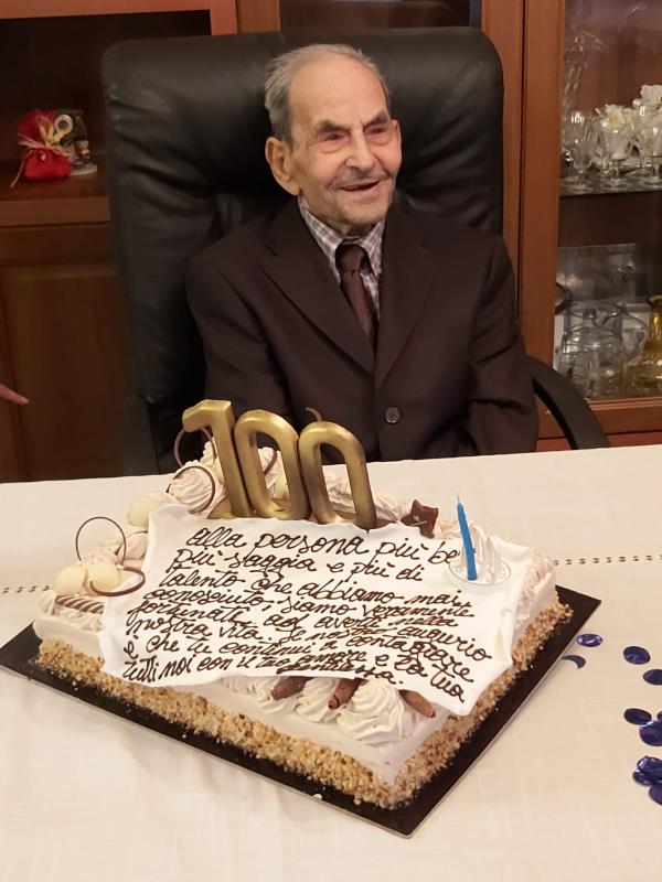 images Gli auguri degli assessori Alessandra Lobello e Franco Longo a "nonno" Antonio Chiarella, neo centenario di Catanzaro
