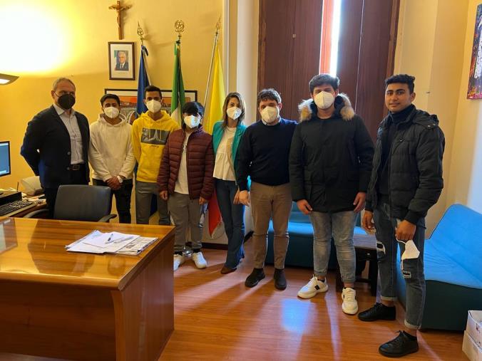 I giovani del centro Sai “Catanzaro minori” in visita al Comune per "imparare" ad amministrare images I giovani del centro Sai “Catanzaro minori” in visita al Comune per "imparare" ad amministrare
