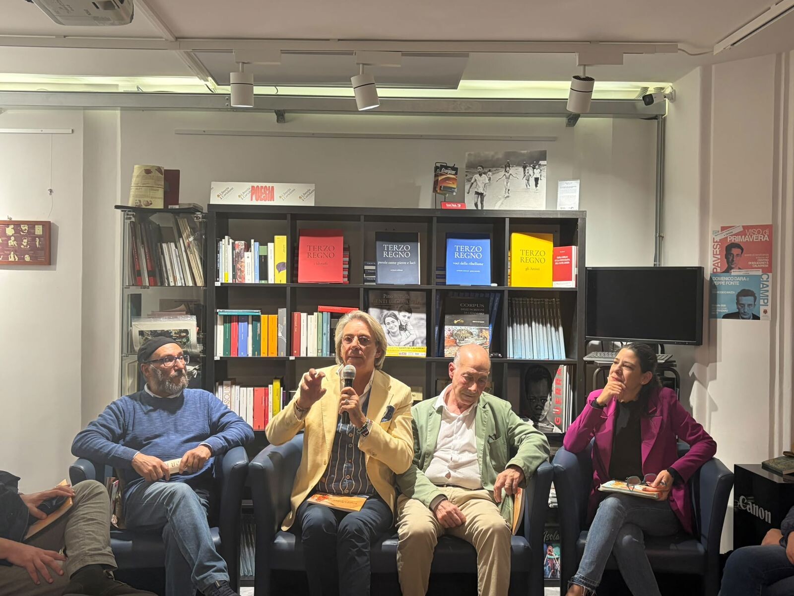 images Tra storia, fede e creatività: alla Libreria Coriolano il volume che racconta Catanzaro attraverso l’arte degli studenti