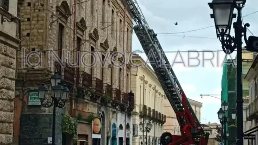 Catanzaro, cornicione pericolante su Corso Mazzini: Vigili del fuoco in azione images Catanzaro, cornicione pericolante su Corso Mazzini: Vigili del fuoco in azione