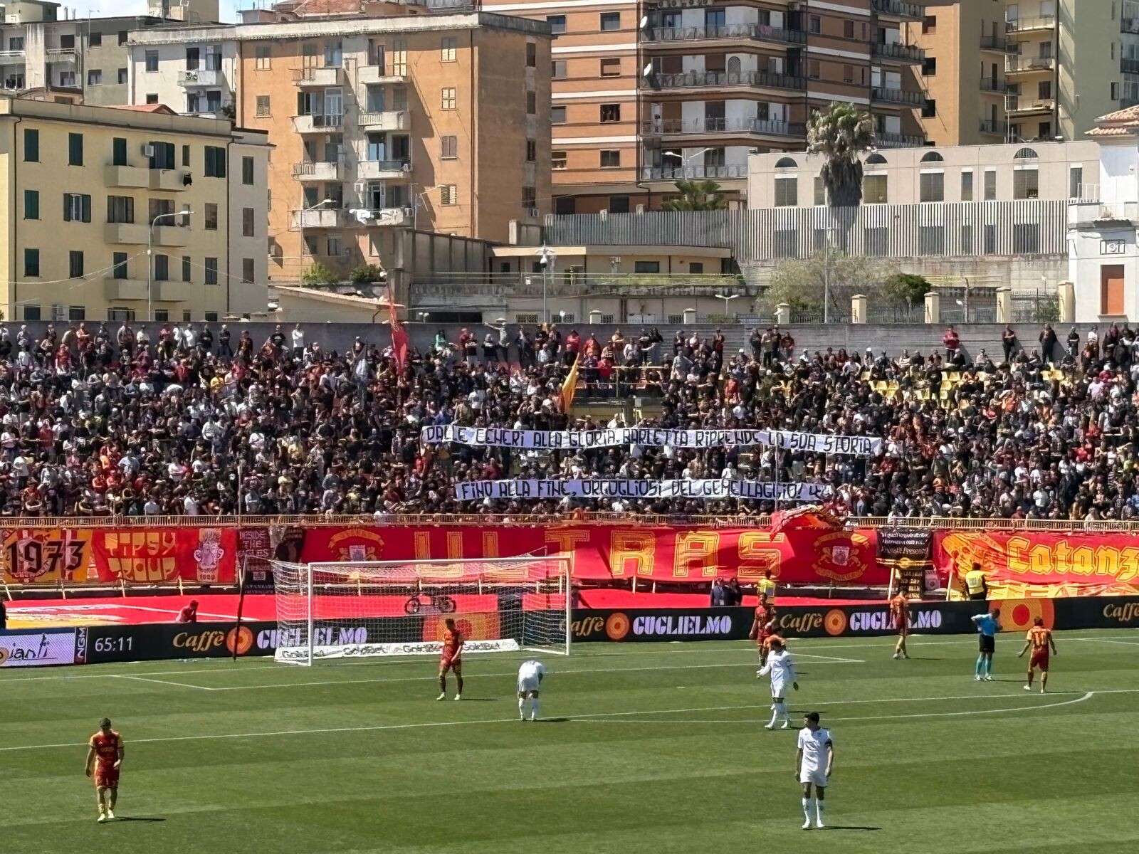 images Il corsivo giallorosso. Pomeriggio di fuoco al "Ceravolo". "Vola aquila giallorossa, vola"