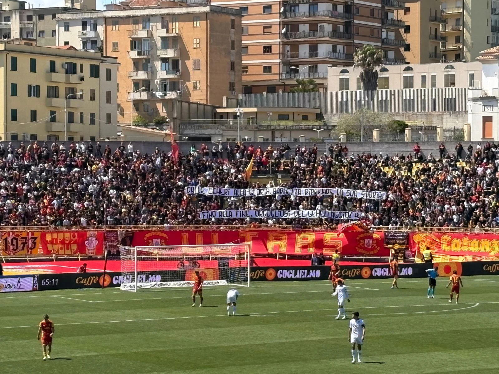 Il corsivo giallorosso. Pomeriggio di fuoco al "Ceravolo". "Vola aquila giallorossa, vola"