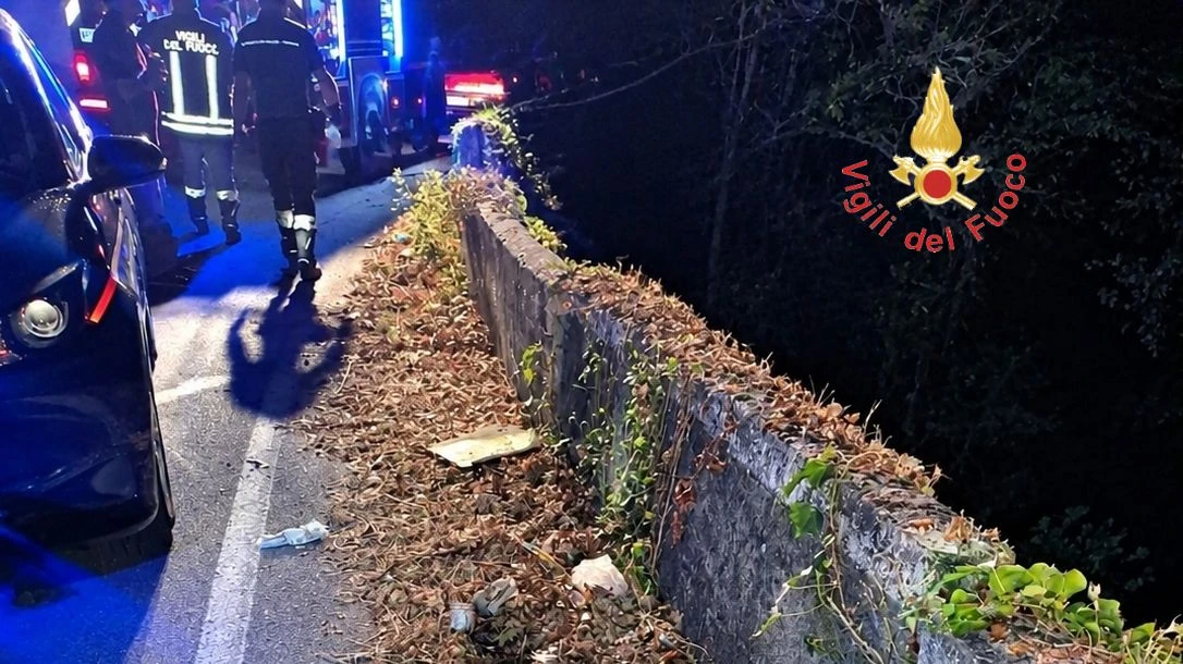 Chiaravalle, auto precipita in un burrone per oltre 15 metri: salvo il conducente 