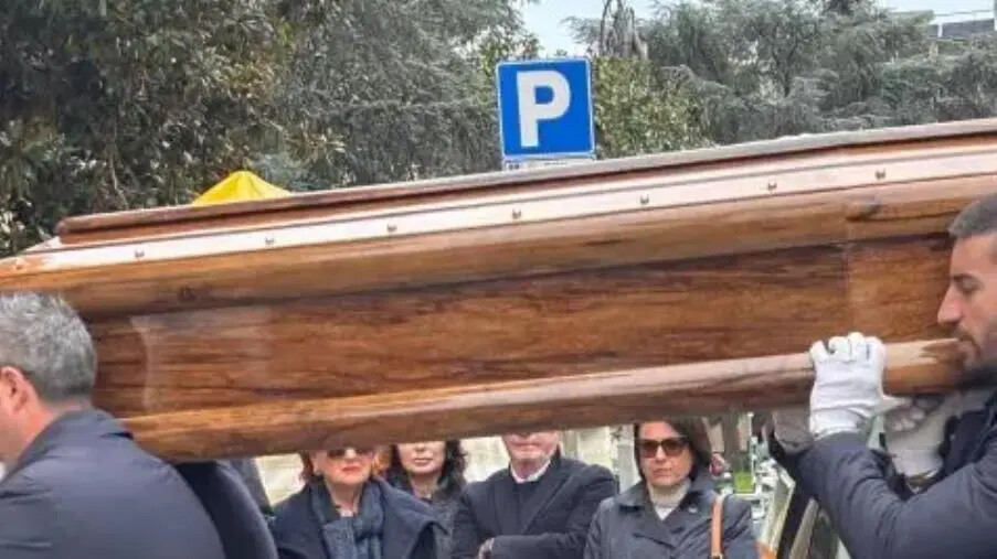 L'ultimo saluto di Catanzaro e della Calabria a Michele Traversa: l'uomo che sapeva unire images L'ultimo saluto di Catanzaro e della Calabria a Michele Traversa: l'uomo che sapeva unire
