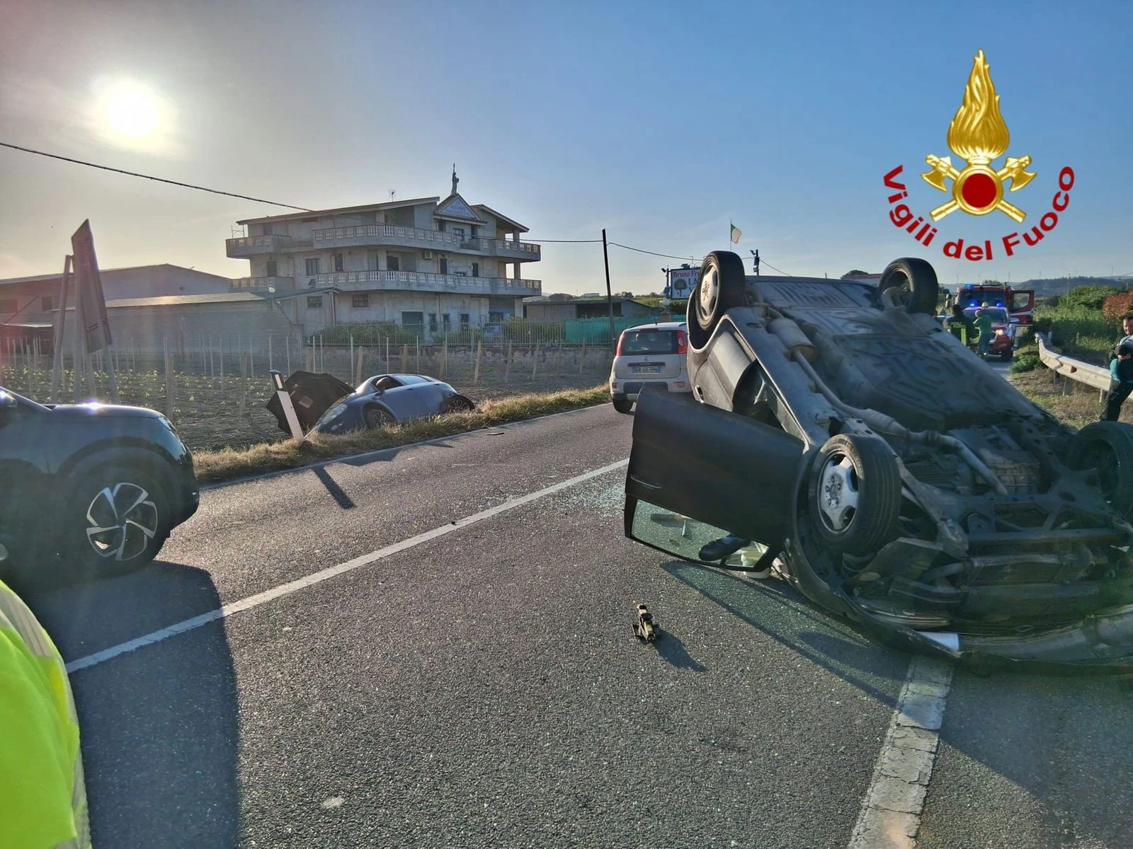 Strongoli, intervento dei Vigili del Fuoco per un incidente sulla SS 106

